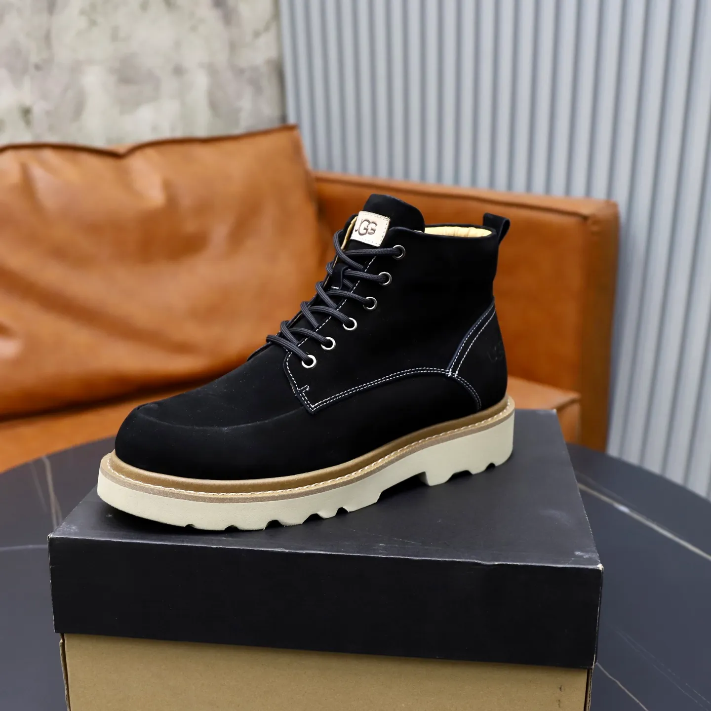 Ex-factory price: 640💰Thick wool imported from Australia Brand: UGG genuine purchase Size: 39-44 Grade: Official website 1:1 Material: First layer of genuine leather waterproof and antifreeze upper Real wool lining Original non-slip soft wear-resistant outsole Style category: Men's casual shoes Trendy style Comfortable on the feet Color: Official website color synchronization